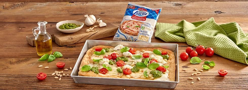 Pizza con pesto e pomodorini