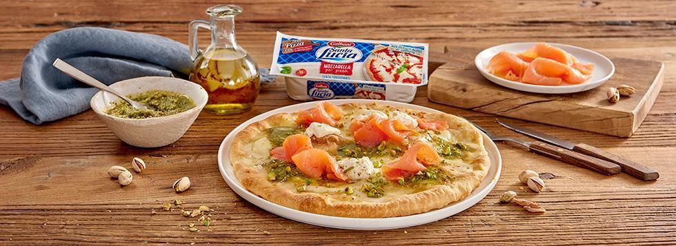 Pizza ricotta, salmone e crema di pistacchio