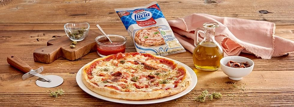 Pizza siciliana con acciughe e capperi