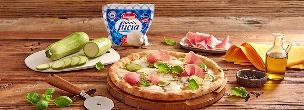 Pizza di zucchine e mozzarella