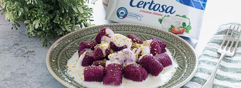 Gnocchi di rapa rossa con crema di certosa e parmigiano