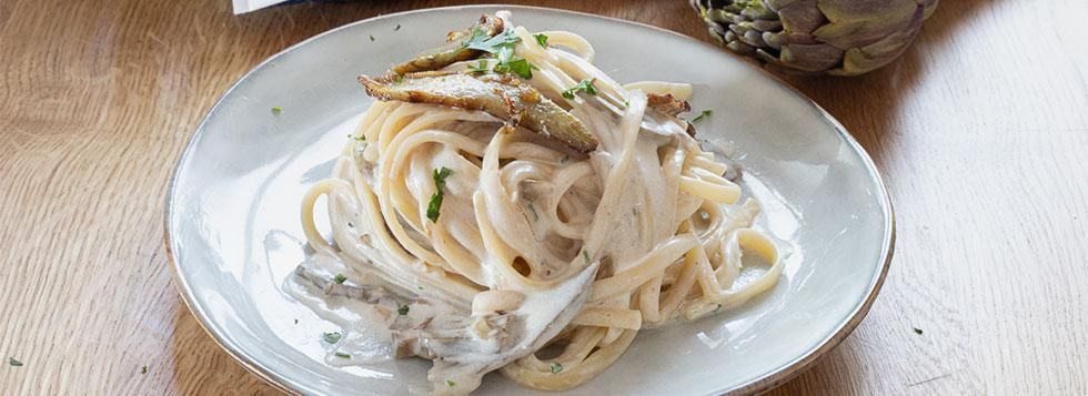 Pasta cremosa con crescenza Certosa e carciofi