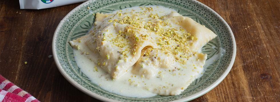 Ravioli ripieni con Certosa Galbani e mortadella