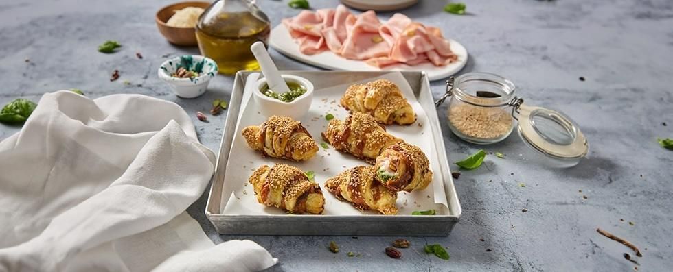 Cornetti di sfoglia con mortadella, pesto e mozzarella