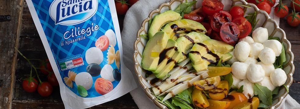 Insalata di rucola con mozzarella e avocado Insalata di rucola con mozzarella e avocado