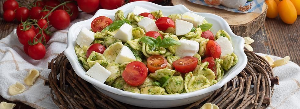 Orecchiette con pesto di rucola e mozzarella Orecchiette con pesto di rucola e mozzarella