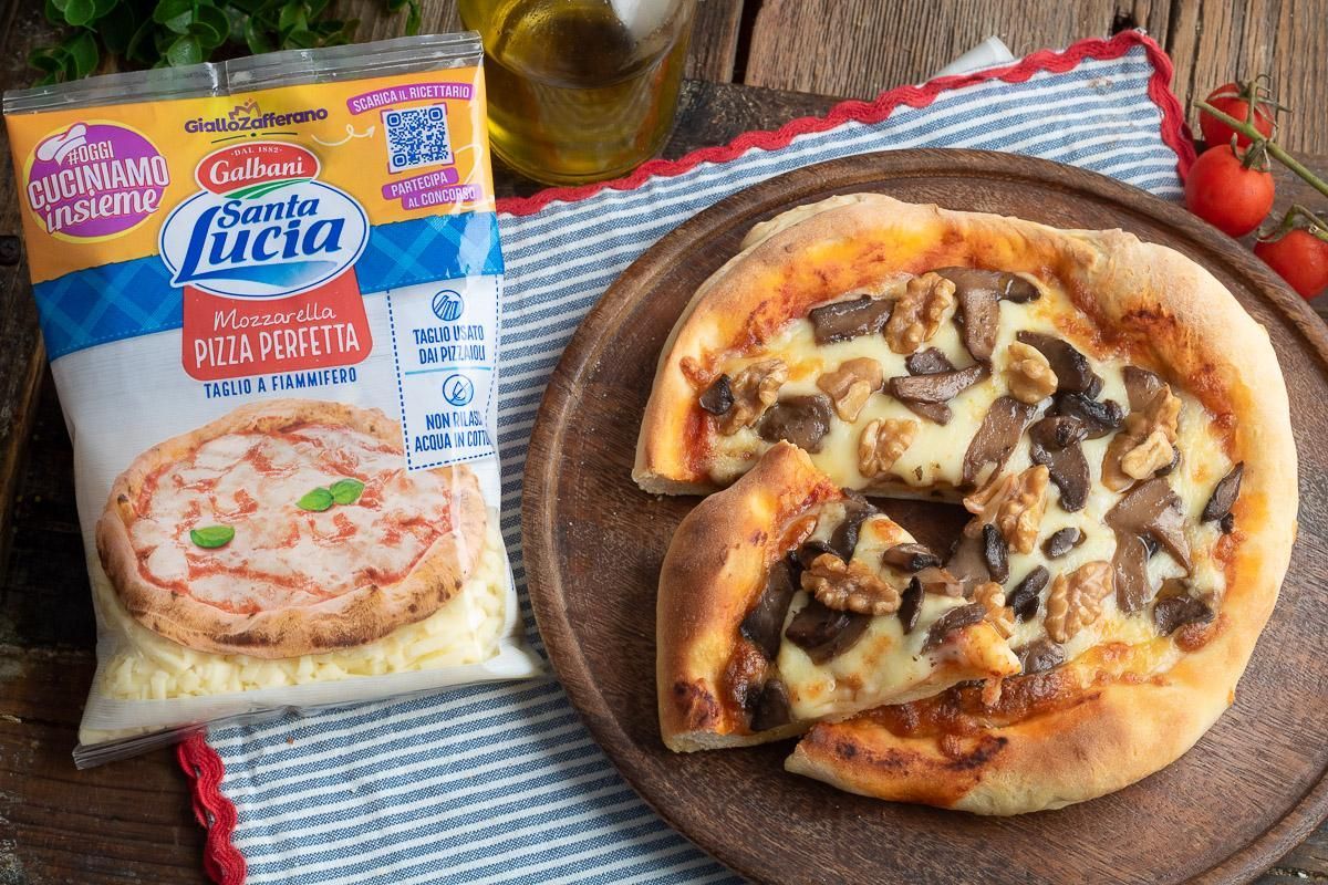 Pizza con funghi e noci