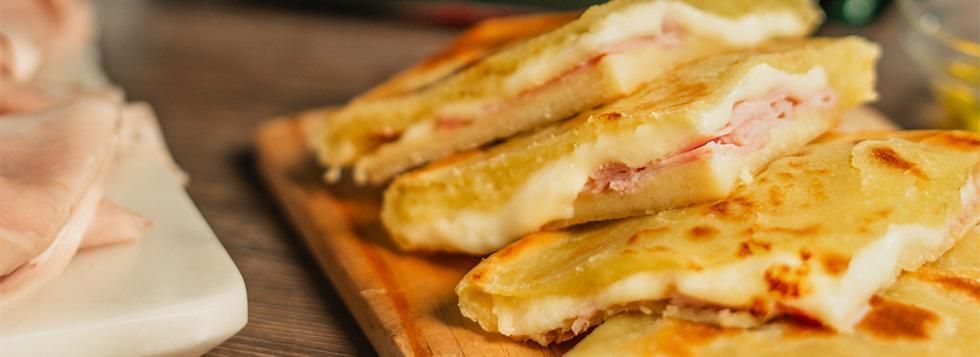 Schiacciatine di patate con prosciutto e formaggio