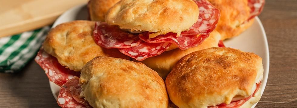 Focaccine al latte con salame