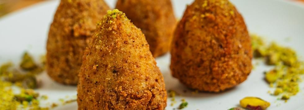 Mini arancini con mortadella, Galbanino e pesto di pistacchi