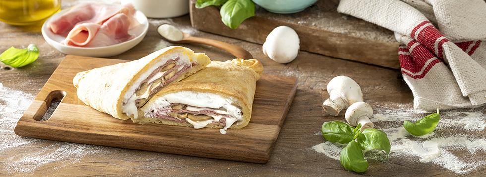 Calzone farcito con funghi e prosciutto cotto