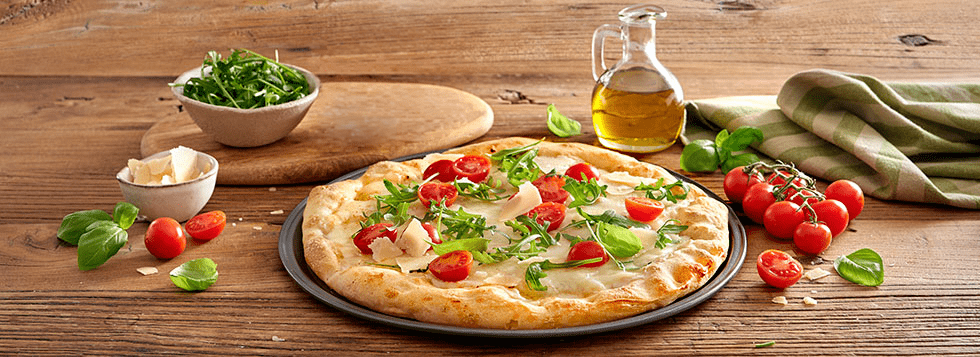 Pizza con rucola, pomodorini e ciliegine