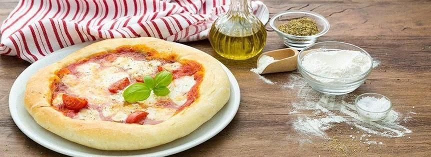 Pizza ripiena di ricotta, spinaci e mozzarella