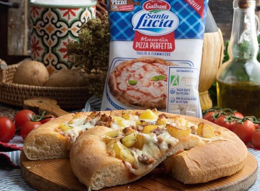 Pizza con patate e salsiccia Pizza con patate e salsiccia