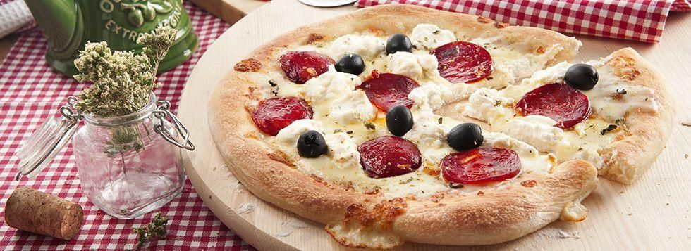 Pizza bianca con ricotta, olive e salame piccante