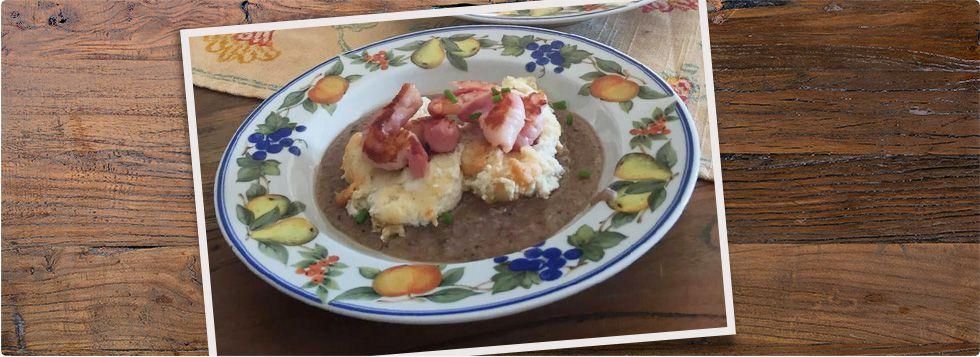 Ricottine fritte su purea di fagioli all'occhio con mazzancolle e bacon