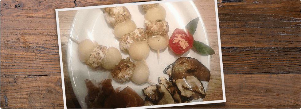 Spiedini di caprino con melone bianco e stropicciata di crudo