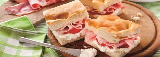 Focaccine con ricotta e prosciutto