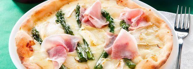 Pizza con cotto, asparagi e formaggio di capra