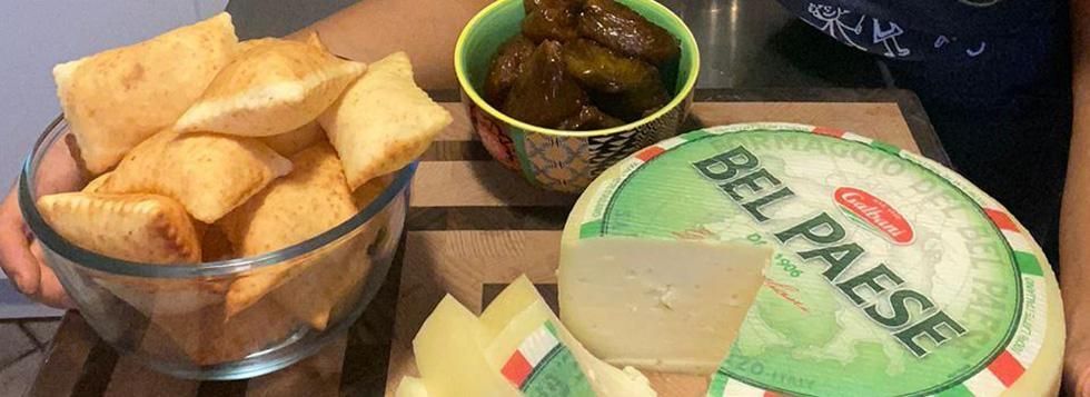 Aperitivo romagnolo con gnocco fritto, fichi caramellati e Bel Paese