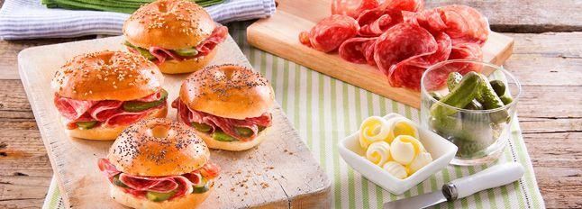 Bagel con Galbanetto e cetriolini