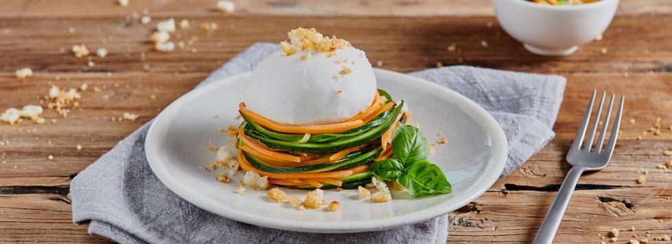 Spaghetti di verdure con Mozzarella e croccante di pane alle erbe