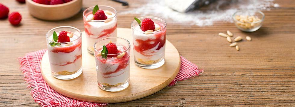 Bicchierini di Crema alla Ricotta con coulis di lamponi e pinoli tostati