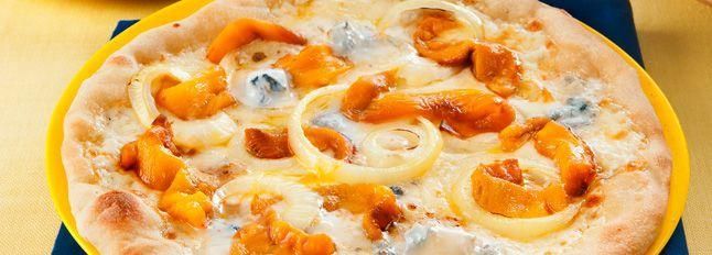 Pizza bianca e gialla con peperoni, cipolle e zola