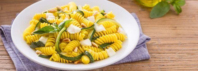 Fusilli con zucchine, mozzarella e pinoli tostati