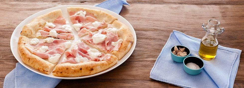 Pizza tonda con Mozzarella Santa Lucia, Certosa e Prosciutto Cotto Fetta Golosa 
