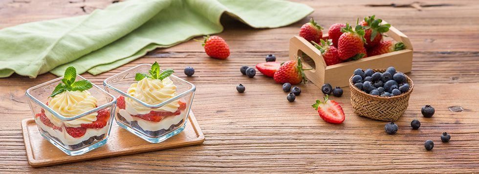 Bicchierino con crema dolce al mascarpone e frutti rossi