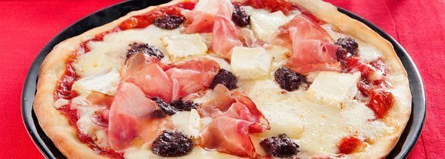 Pizza speck, brie e paté di olive nere