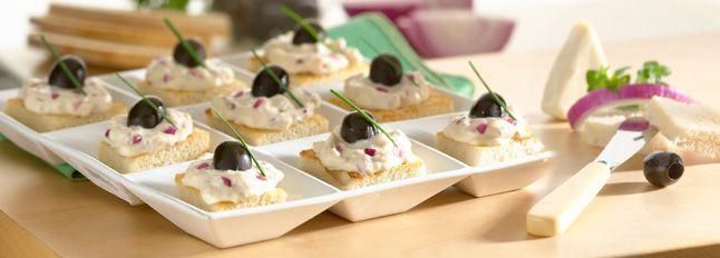 Crostini con cipolla rossa, olive nere e formaggino
