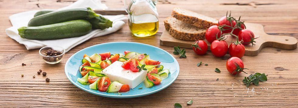 Insalata tricolore con formaggio fresco spalmabile e verdure