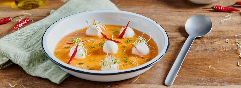 Crema di verdure estive, ciliegine di mozzarella e basilico