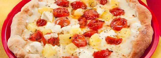 Pizza bianca con patate, pomodorini e mascarpone