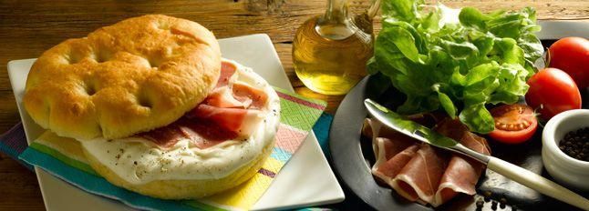 Focaccia con stracchino e prosciutto crudo