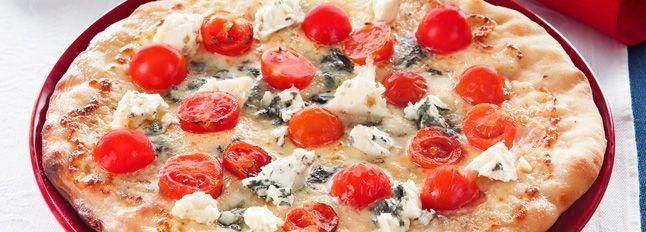 Pizza al roquefort e pomodori ciliegino