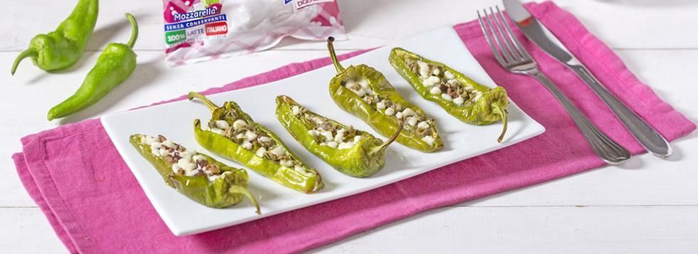 Friggitelli alla mediterranea ripieni di mozzarella, olive e capperi