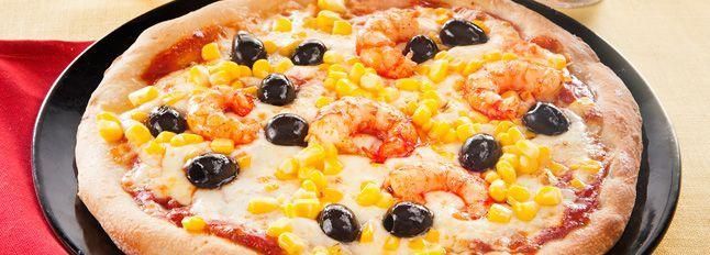 Pizza gamberetti, mais e olive nere