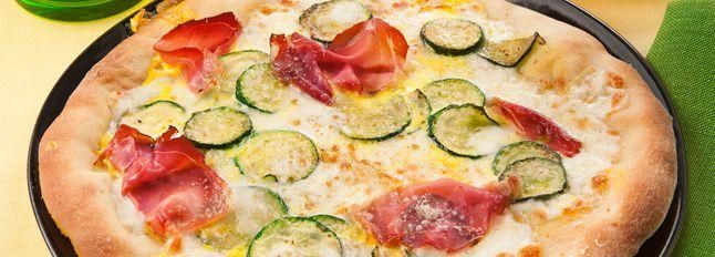 Pizza bianca con zucchine, speck e zafferano