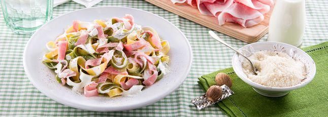 Paglia e fieno con panna e prosciutto