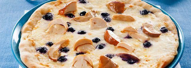Pizza bianca con taleggio, funghi e mirtilli
