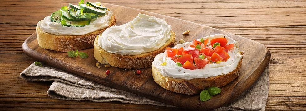 Bruschette tricolore con Formaggio Fresco Spalmabile Santa Lucia