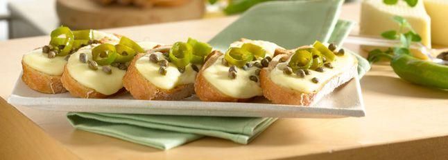 Bruschette con Bel Paese, capperi e friarielli grigliati