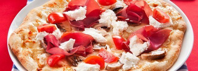 Pizza con caprino, bresaola e champignon