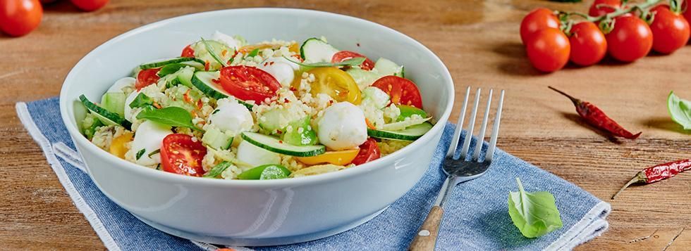 Insalata di boulgur, avocado, cetrioli, menta e mozzarelline