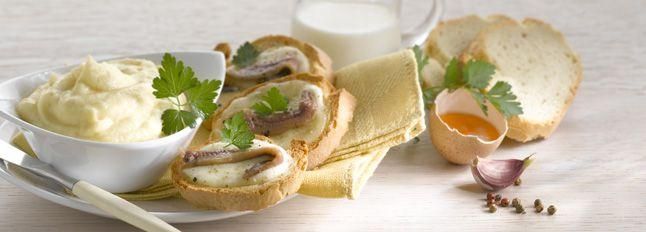 Crema di cavolfiore con crostini di pane e alici