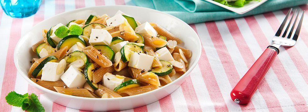 Pasta fredda integrale con Formaggio Zero Grassi, zucchine alla menta e mandorle