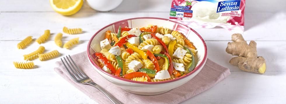 Pasta all'orto d'estate con mozzarella e verdure allo zenzero e sesamo